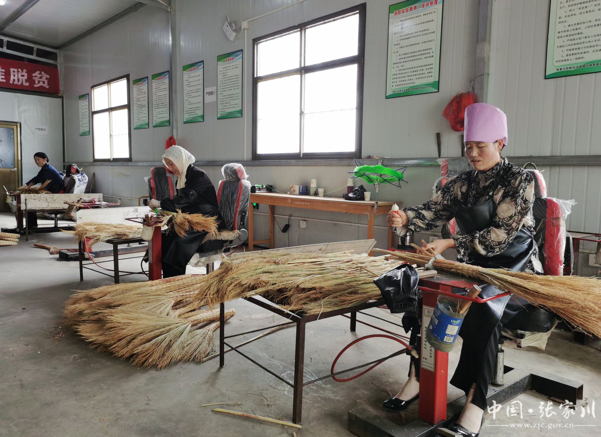 【喜迎70周年县庆】胡川镇王安村：小笤帚“扎”出致富大产业