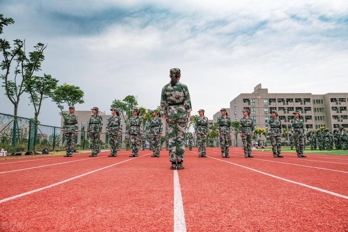 学生军训该不该取消的看法,初中军训是一定要参加的吗