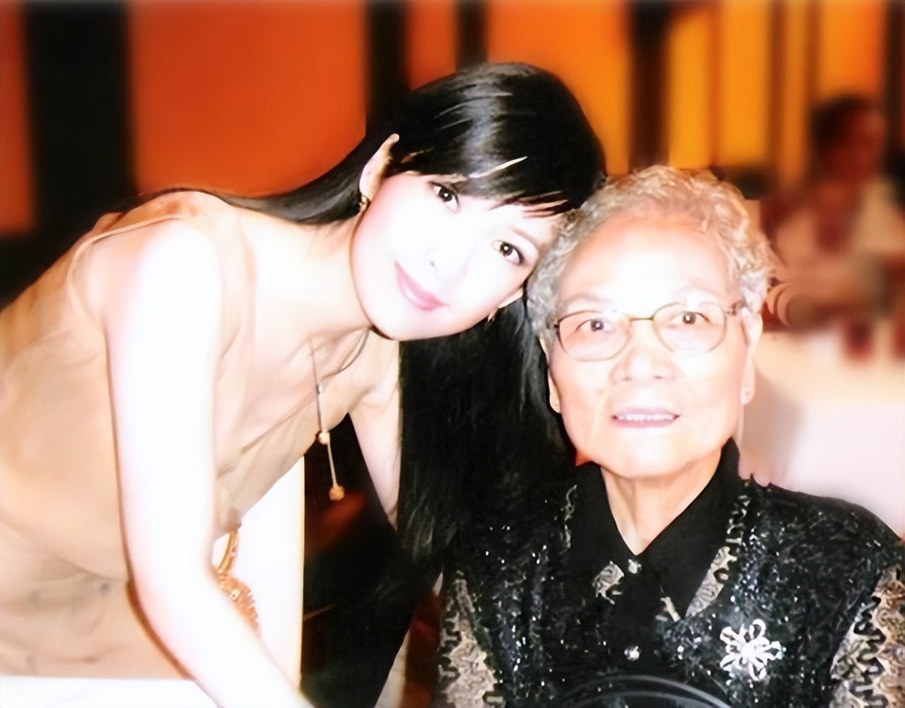 周慧敏被称第一代玉女掌门,玉女掌门周慧敏93年的歌