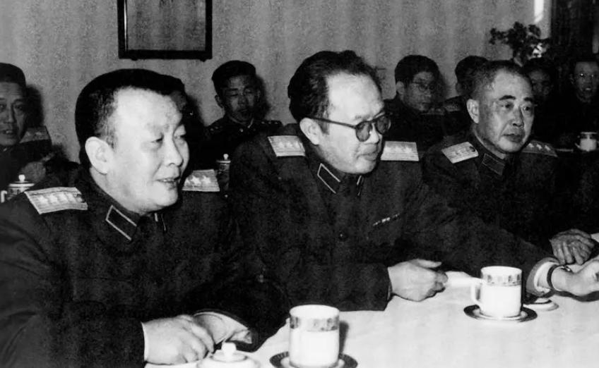 48年谭政开会，台下12个纵队政委大气不敢出，赖传珠：生怕被点名