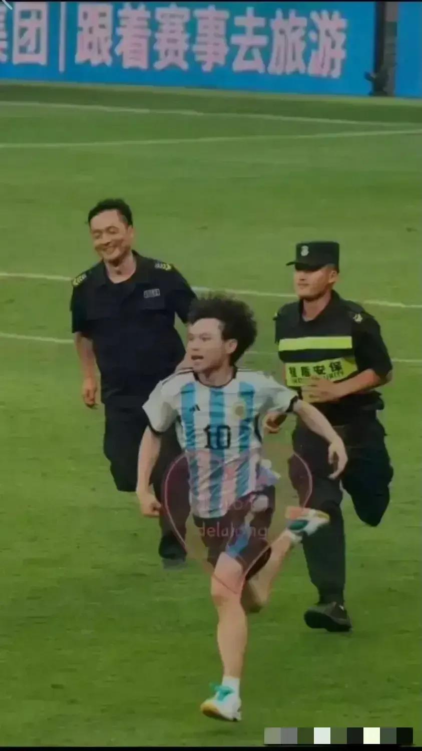 中国小伙合影梅西,中国少年拥抱梅西