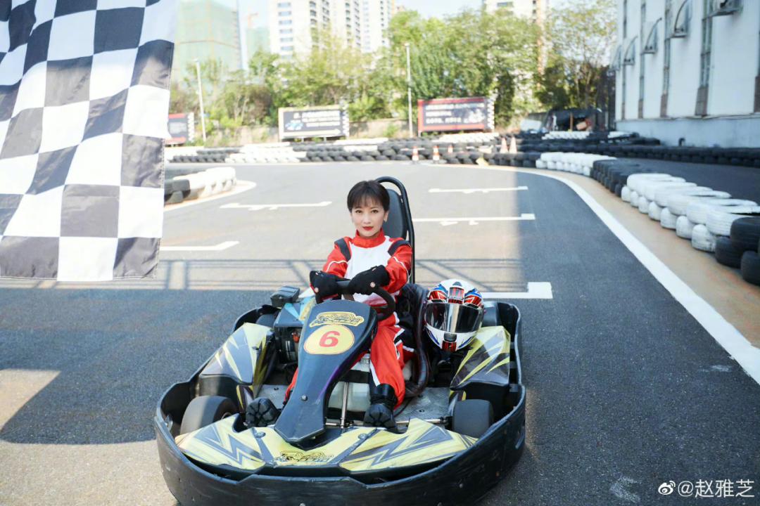 赵雅芝既优雅端庄又调皮可爱,70岁的赵雅芝滑滑板