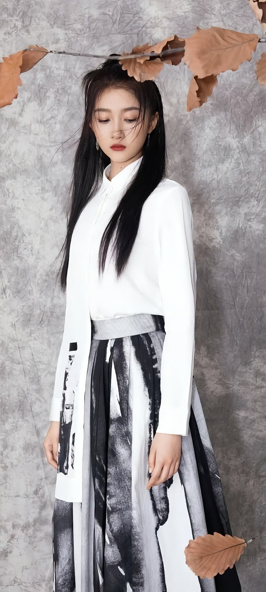 美女穿连衣裙有女人味,女生穿裙子有一种特别的美