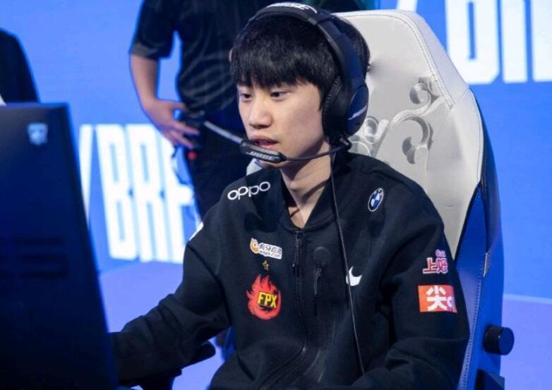 Doinb透露自己电脑配置，3万块钱买不到，一块显卡就要上万元