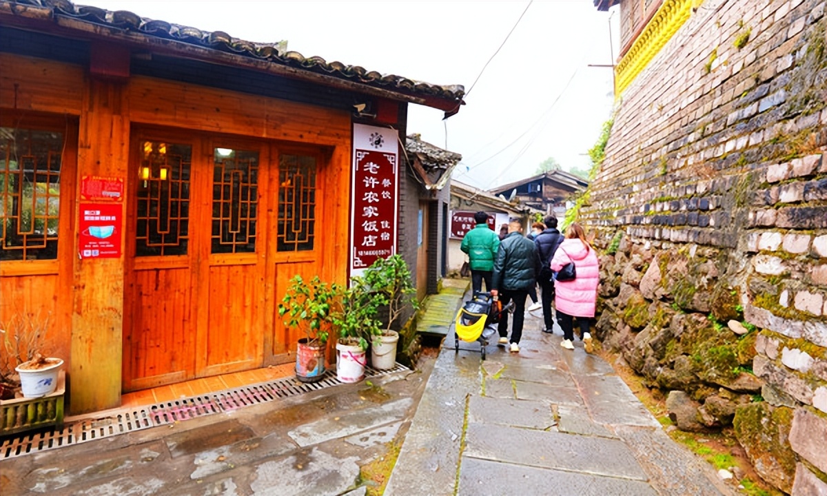 问道龙虎山，观“天下三绝”，“道教第一山”碧水丹霞入画来