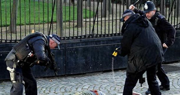 20年来，英国警方非法搜查15岁女孩*处私**，女性该如何保护自己呢？