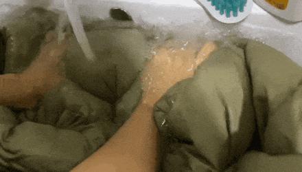 羽绒服可以洗衣袋装起来洗吗,今天宜洗衣服吗