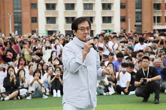 成龙明星人生经历,70岁的成龙回校参加公益活动