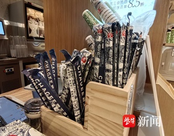 爱之者夸这发明“伟大”，恨之者称其“反人类”，扁且细的奶茶吸管你用过没？“三品管”是否“智商税”