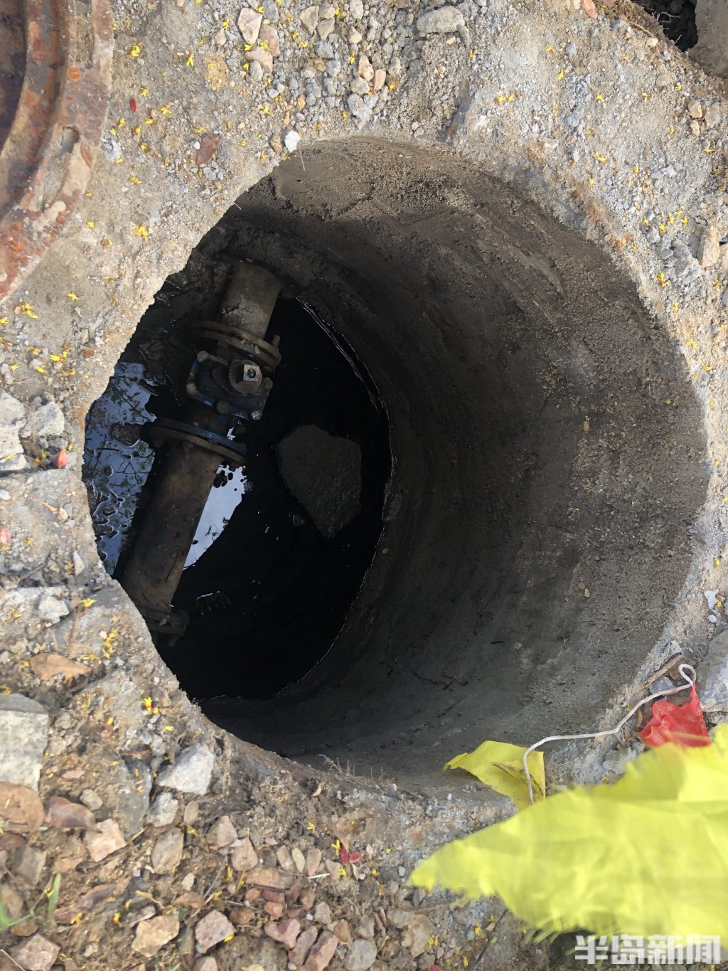 “油井”！小区自来水飘油花散油味，浸泡供水阀的“柴油”从何冒出？半岛记者实地探访