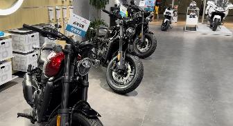 “年轻人大玩具”卖不动了？2024春天，摩托车打响“价格战”