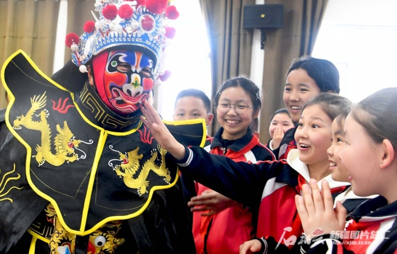 帅！福海县有一支“变脸”阿姨艺术团