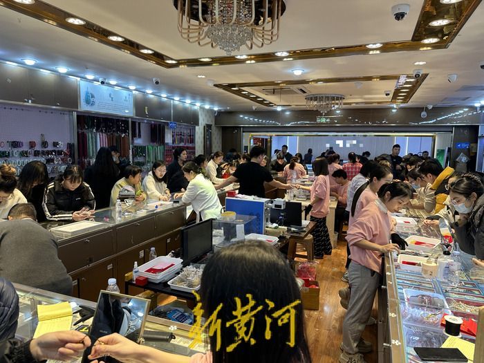 年轻人正涌入菜市场,年轻人涌入批发网站购物