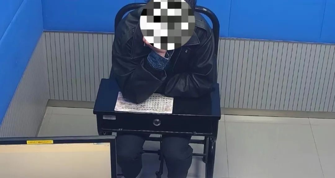 男子宿醉后醒了,男子梦游症发作