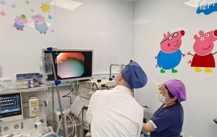 宝宝啃玩具啃恶心吐了,婴儿吃了塑料玩具一周后呕吐