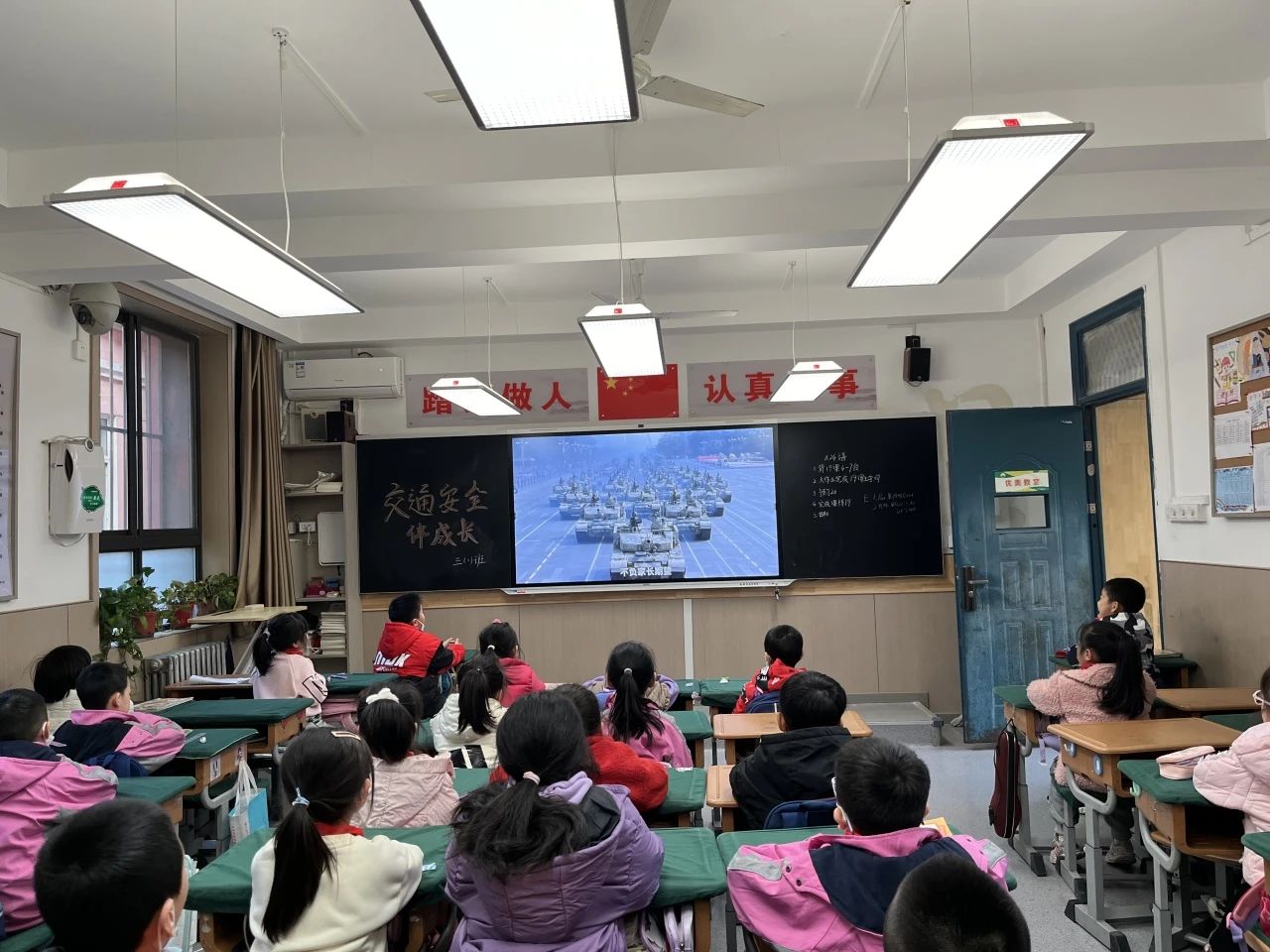 华联小学交通安全宣讲活动,太白街小学交通安全主题课