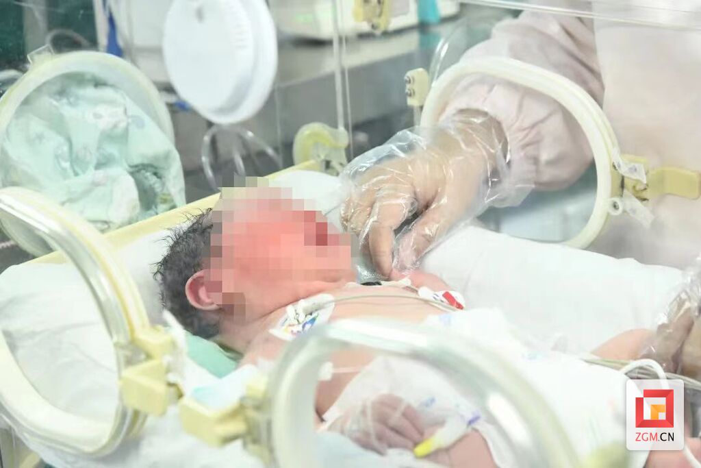 孕妇车上急产多科室医护抢救,孕妇路上惊险分娩