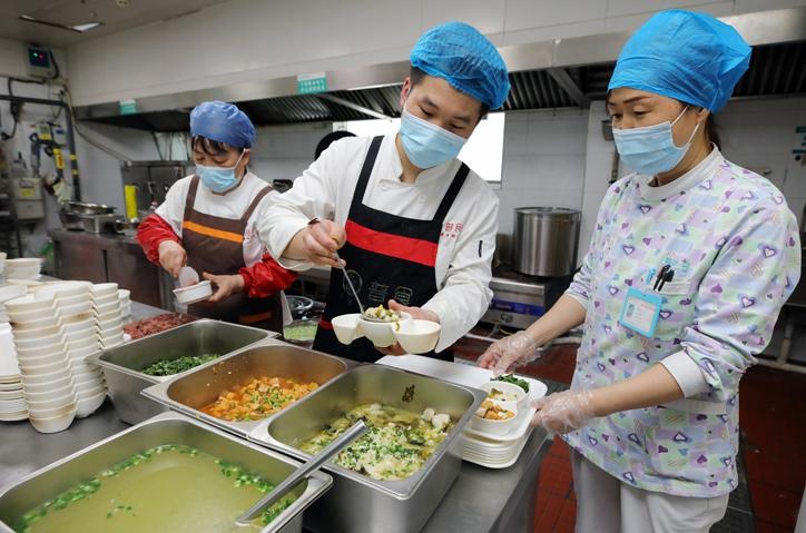 西安市灞桥区十里铺街道综合养老服务中心实现老人养老看病双保障