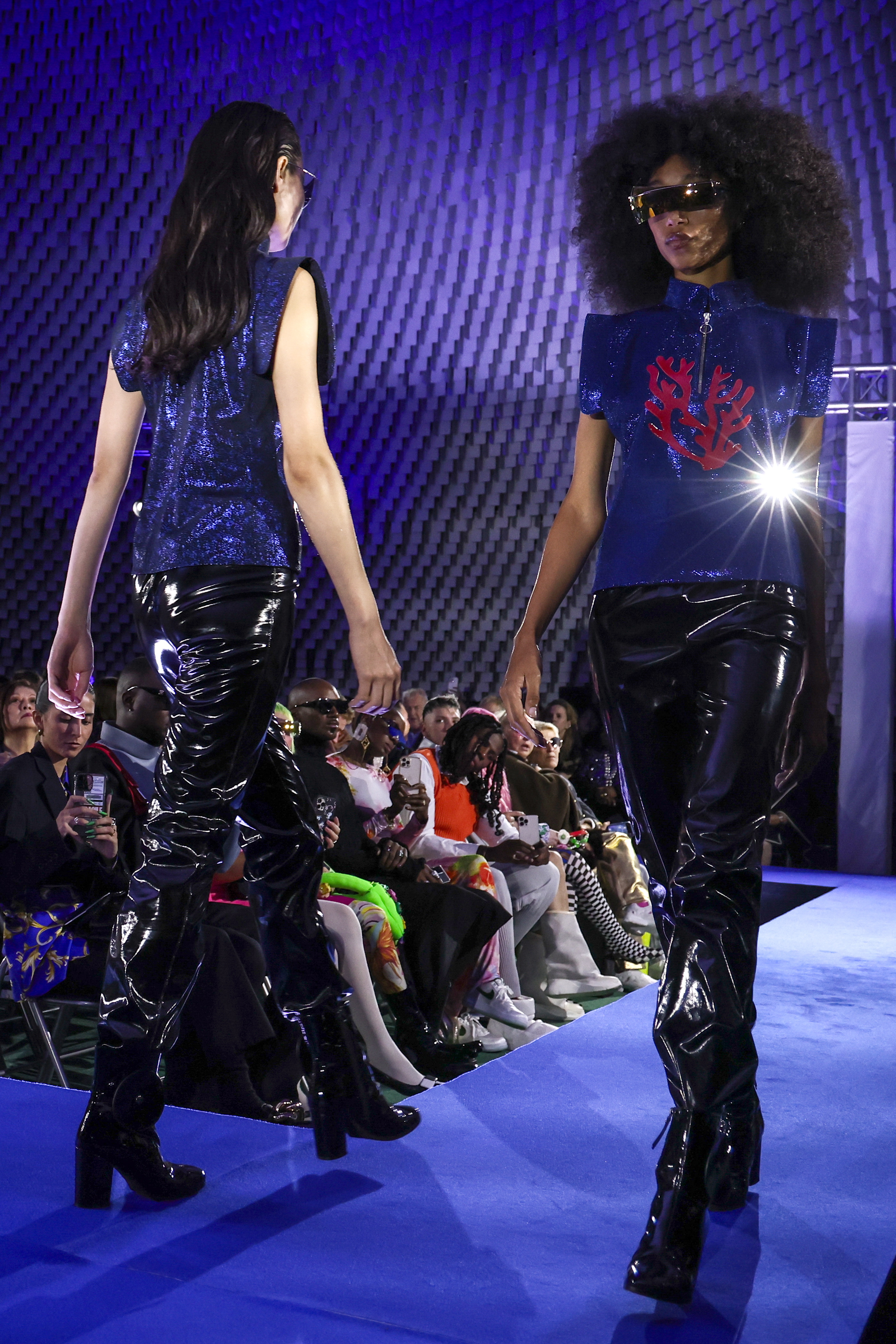 外代二线巴黎时装周,巴黎时装周皮尔卡丹品牌时装秀