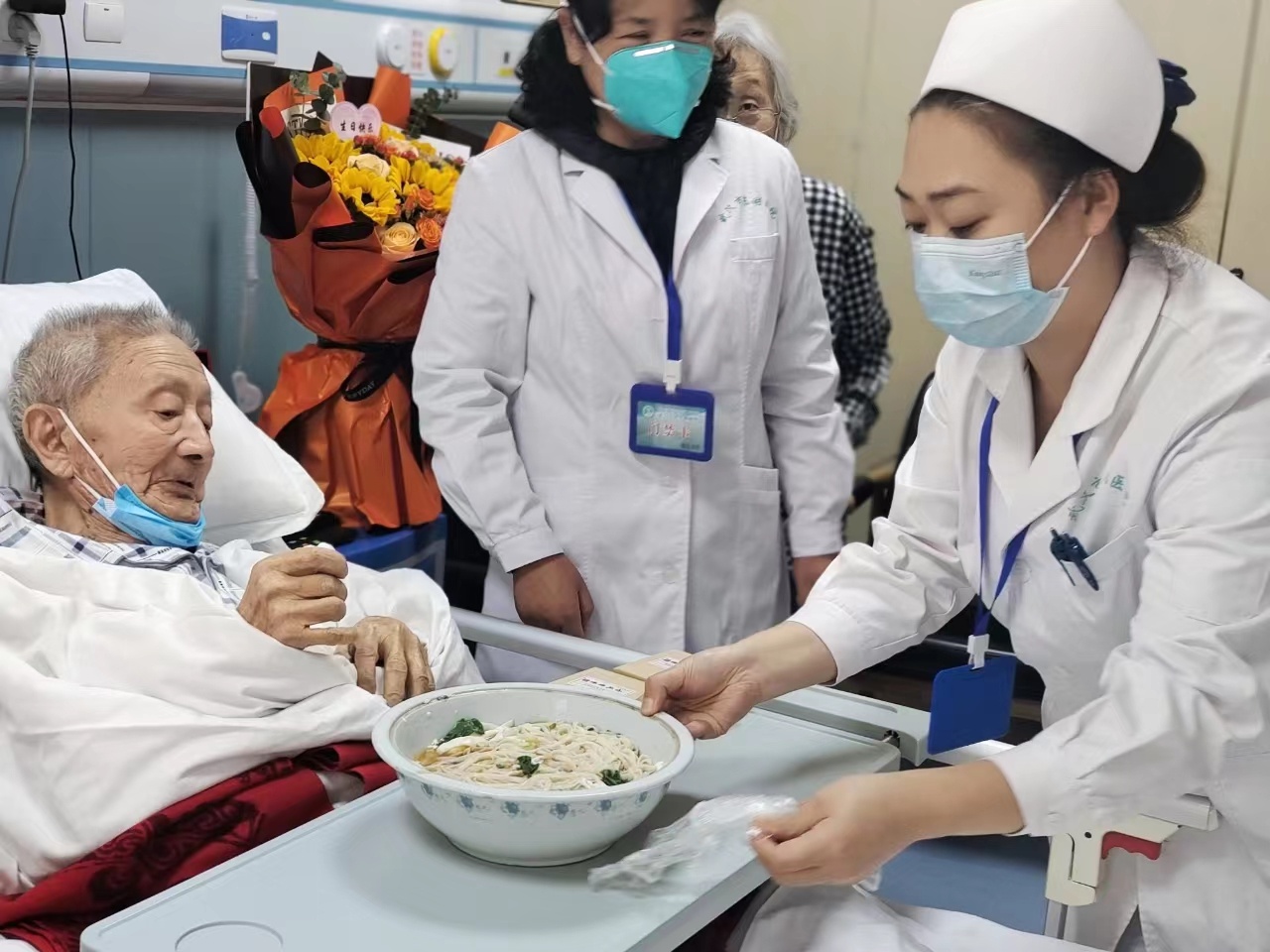 百岁老人是社会财富，东湖医院医护手绘“百寿图”为住院患者祝寿