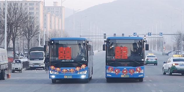 小伙租6辆公交车做婚车迎娶新娘,营口抬花轿迎亲