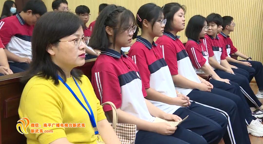 新学期新气象直击开学第一天,开学季新校园新活力