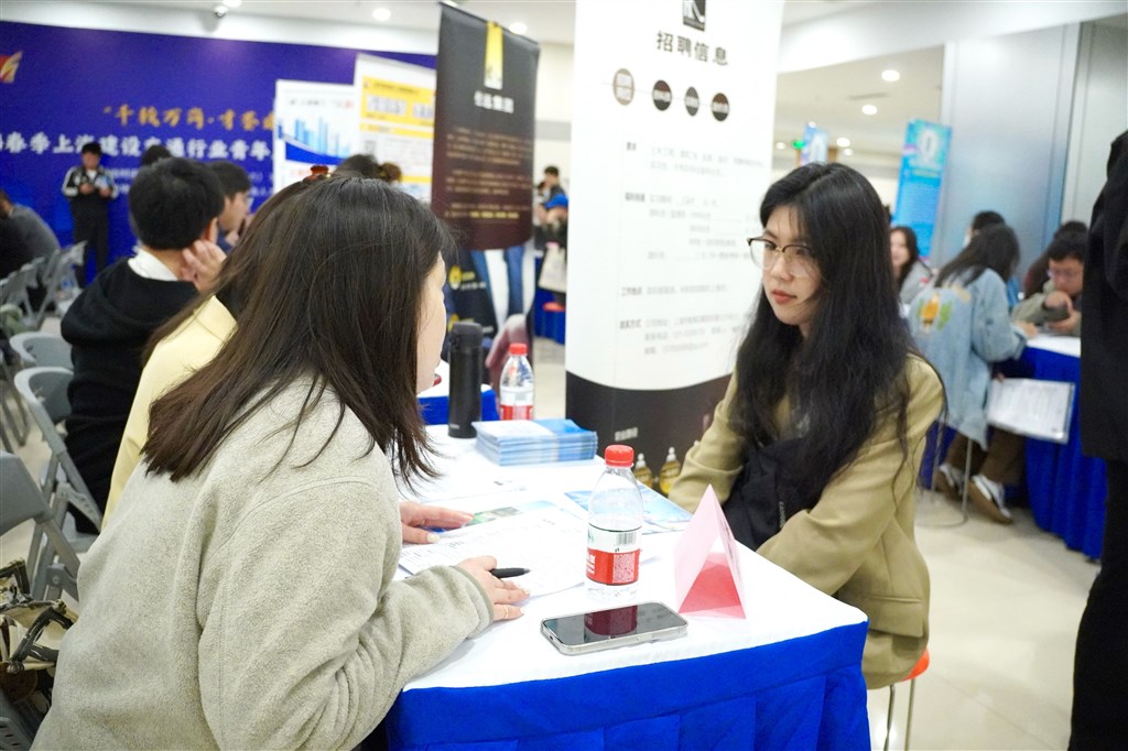 找工作的同时还能咨询租房沪上这场招聘会助力求职者安居乐业