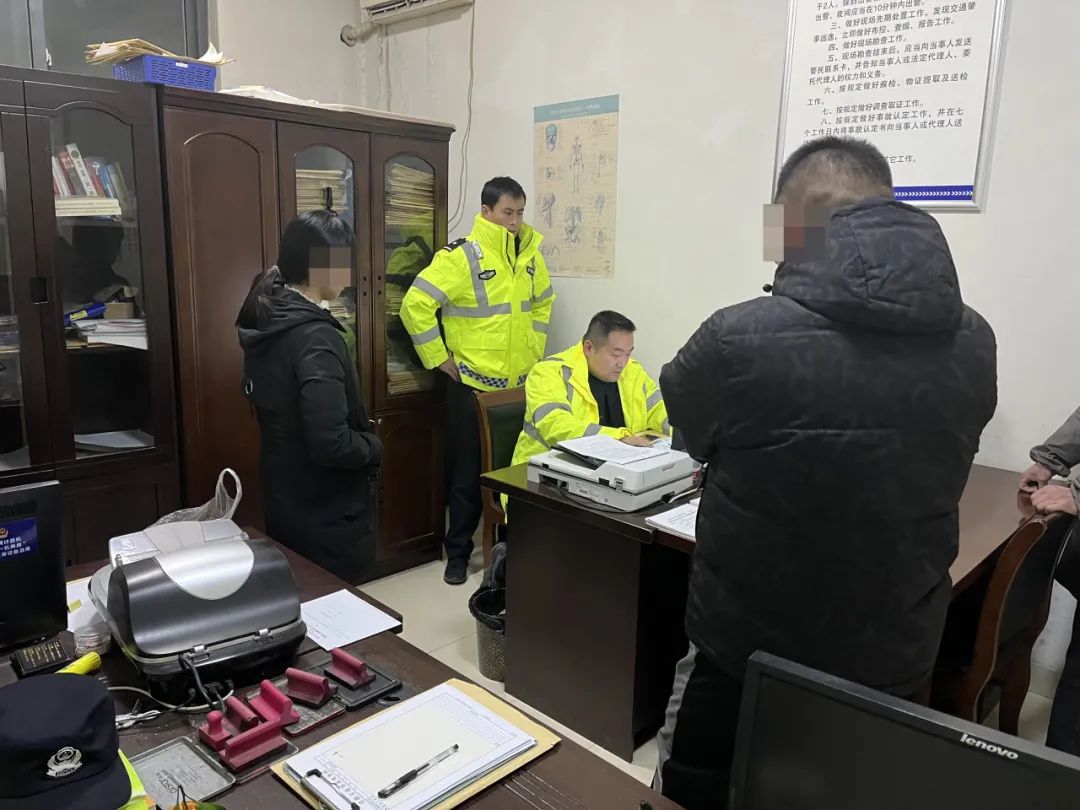 交警暖心最新发布,正能量暖心举动交警