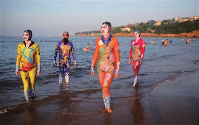 青岛大姨张海宇黄晓明爆笑小品,脸基尼青岛大姨