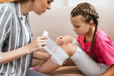 缝合伤口需要每天换药,伤口换药消毒的方法