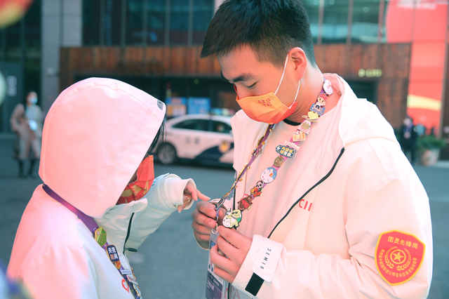 向前进，博青春｜一枚枚进博徽章是“小叶子”之间的互助故事