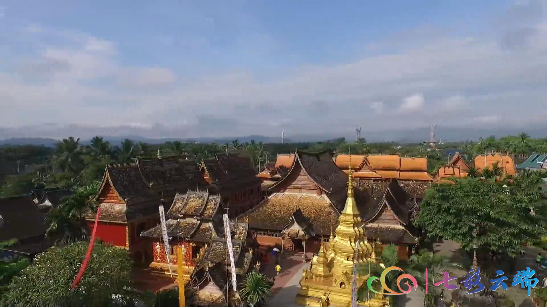 晚上的西双版纳傣族园,坐着火车游云南西双版纳