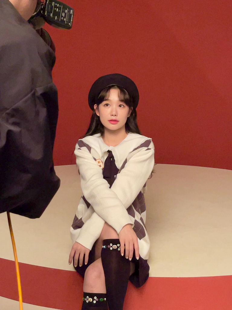 徐梦洁的冬季穿搭显高显腿长,徐梦洁白衬衫百褶裙