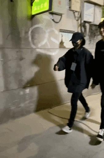 大湾区哥哥单飞首秀综艺来啦！哈哈哈笑到捶墙！上错菜、放错料、整老婆…我*愿请**100集