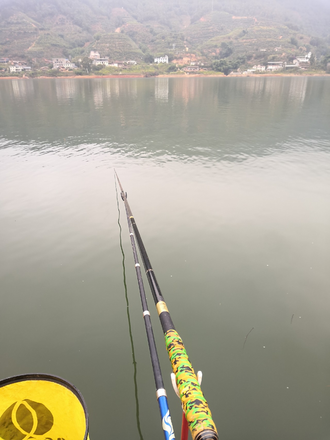 梅子姐这次选了没有打窝的钓位，渔获究竟如何呢