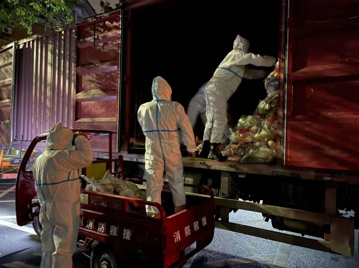 上虞这支足球队变身防疫小分队，搬运物资到凌晨：比踢球还累，但一切都值得