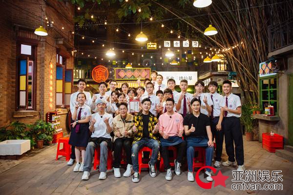 张智霖陈小春引体向上,陈小春张智霖大湾区