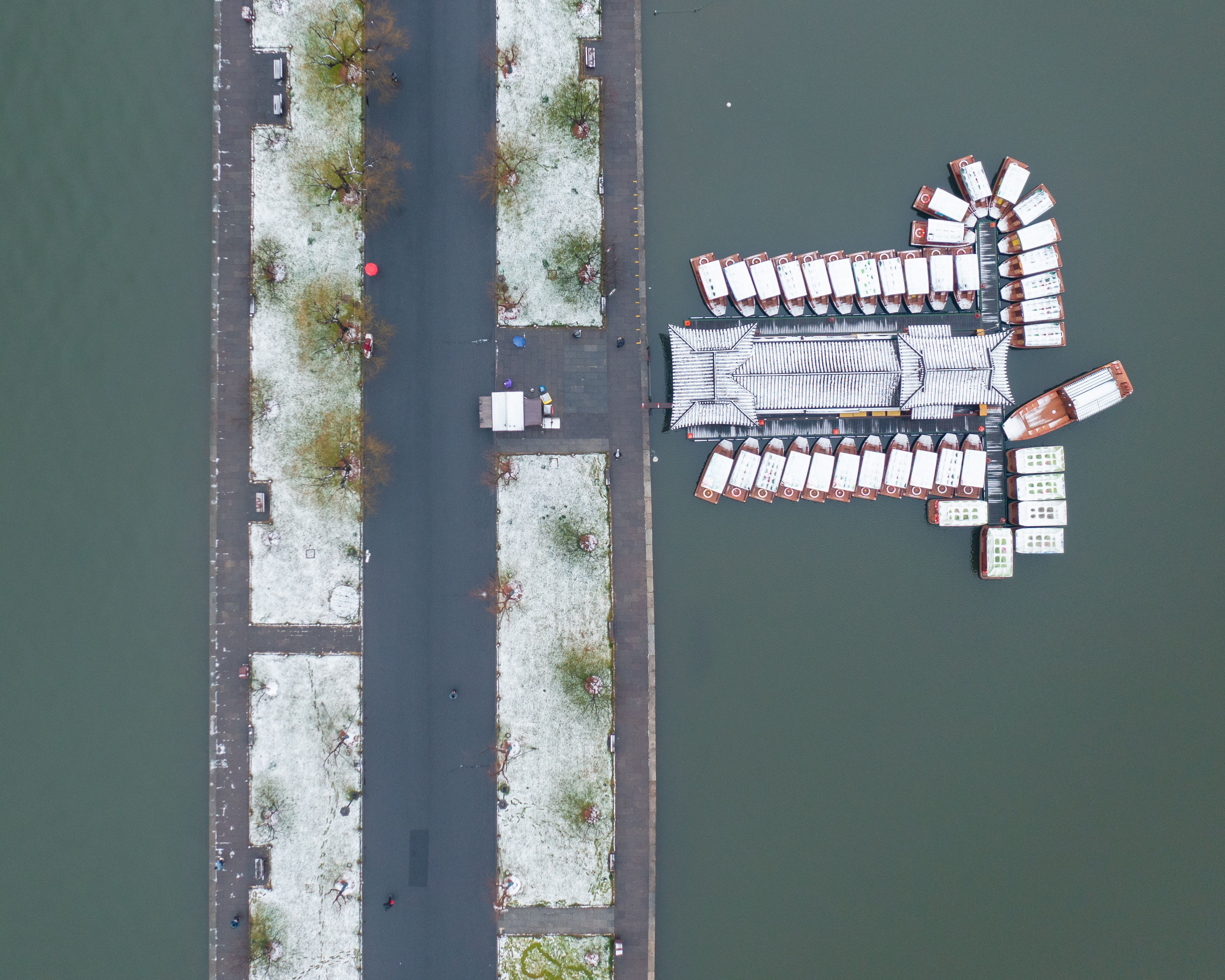 杭州西湖迎新年初雪,杭州西湖初雪美如画