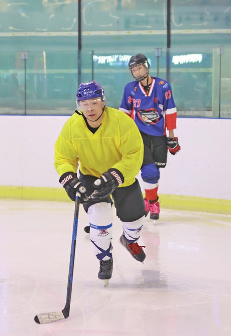 融媒·画像|在济南捡起“丢下”的冰球杆——冰球老男孩