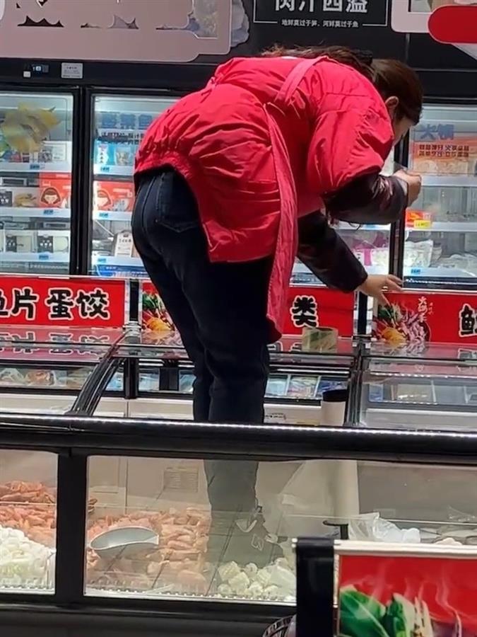 苏州超市员工脚踩冰箱里的食品,超市员工脚踩冻货视频