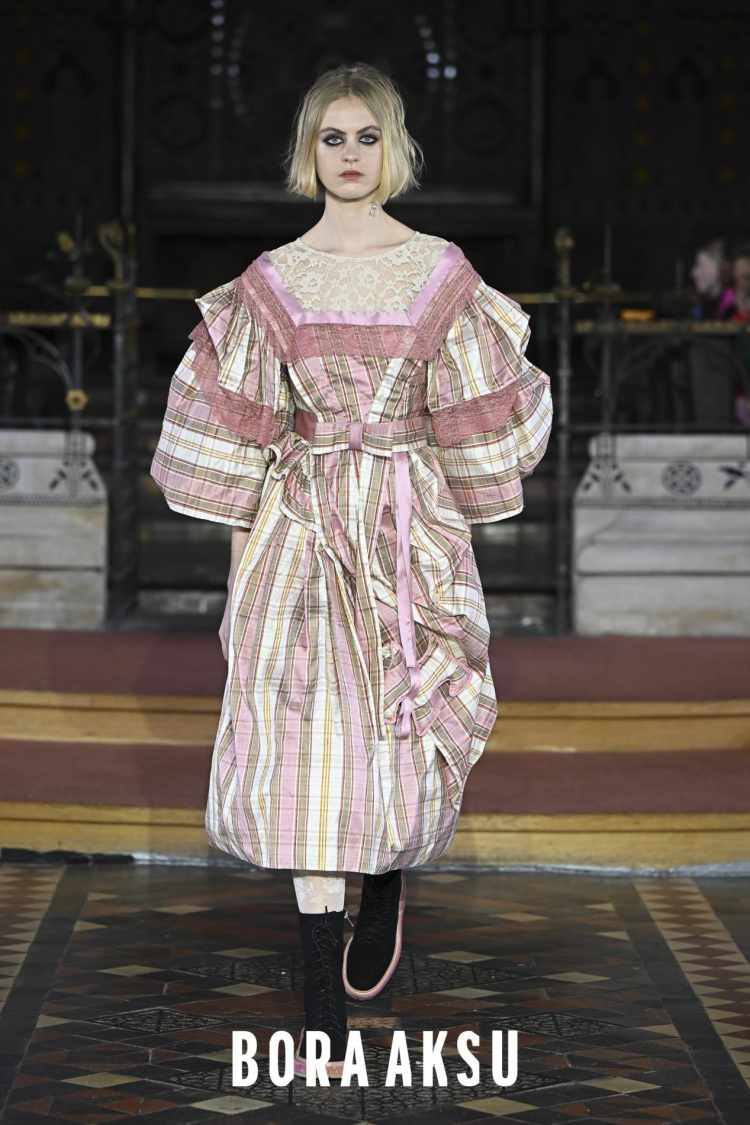 boraaksu伦敦时装周新渐变蓝蕾丝,boraaksu2019伦敦时装周