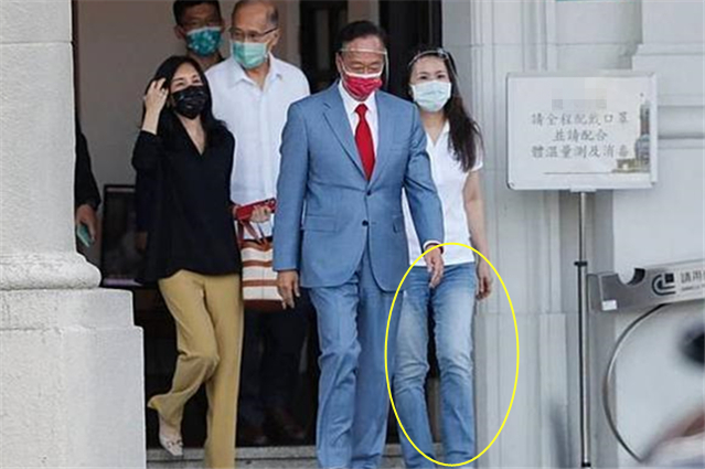 台媒：美方窜访团成员穿花袜子见蔡英文不合礼仪，但台官员没辙