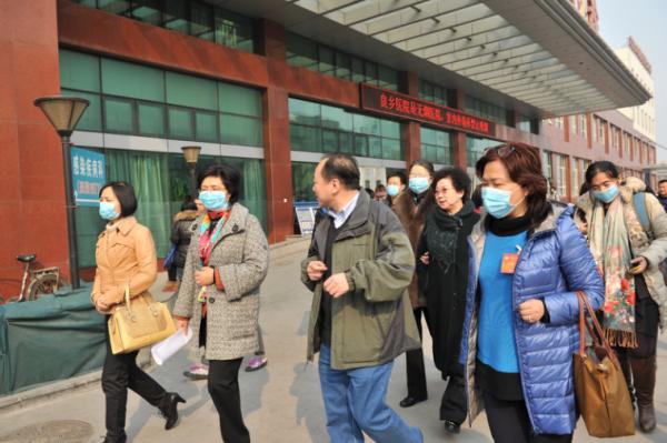 “尘肺农民不该被摒弃”全国政协委员严慧英奔走多年呼吁得知有病人去世曾当场泪崩