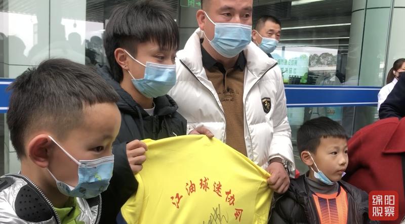 张琳艳回母校,张琳艳家乡领导去家里祝贺