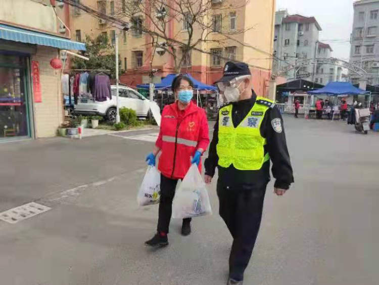 线上办公却只有一台电脑,小情侣为谁先用电脑吵架报警