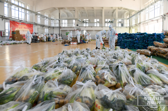 特别现场丨配送中心24小时运转！记者直击：“蔬菜包”如何送进小区大门里？