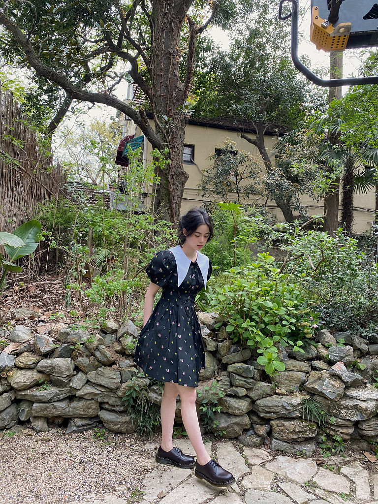 欧阳娜娜头像ins高级质感,欧阳娜娜穿碎花吊带晒阳光自拍