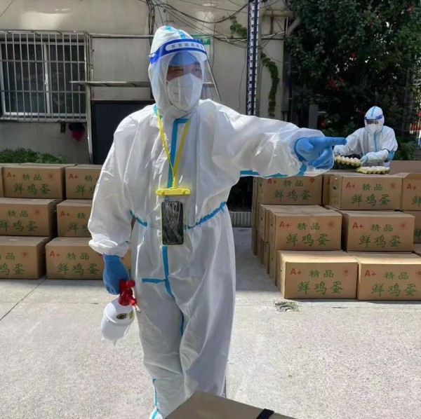 侬是模子！6旬上海爷叔抱着“密接”高烧女童冲下楼！事后心里“咯噔”一记