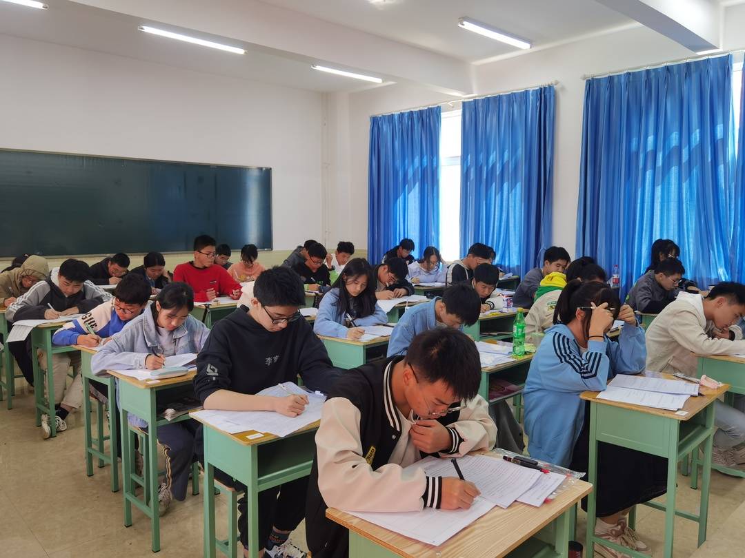 从“破帽遮颜”到“以校为傲”这个乡镇中学用改变赢得认可|记者蹲点日记