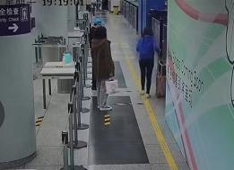 女子为买免税商品在机场办出境又注销，已被移交海关